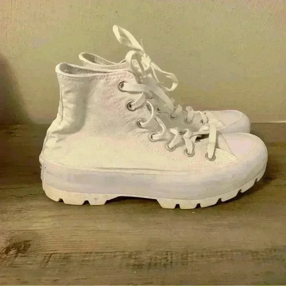 White Converse Chuck Taylor All Star Shoe Women's Size 7 - Picture 1 of 10